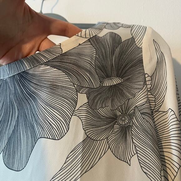 Loft Hibiscus Tiered Bell Sleeve Top Floral Blouse Sz LP Floral Workwear Career - Picture 8 of 9